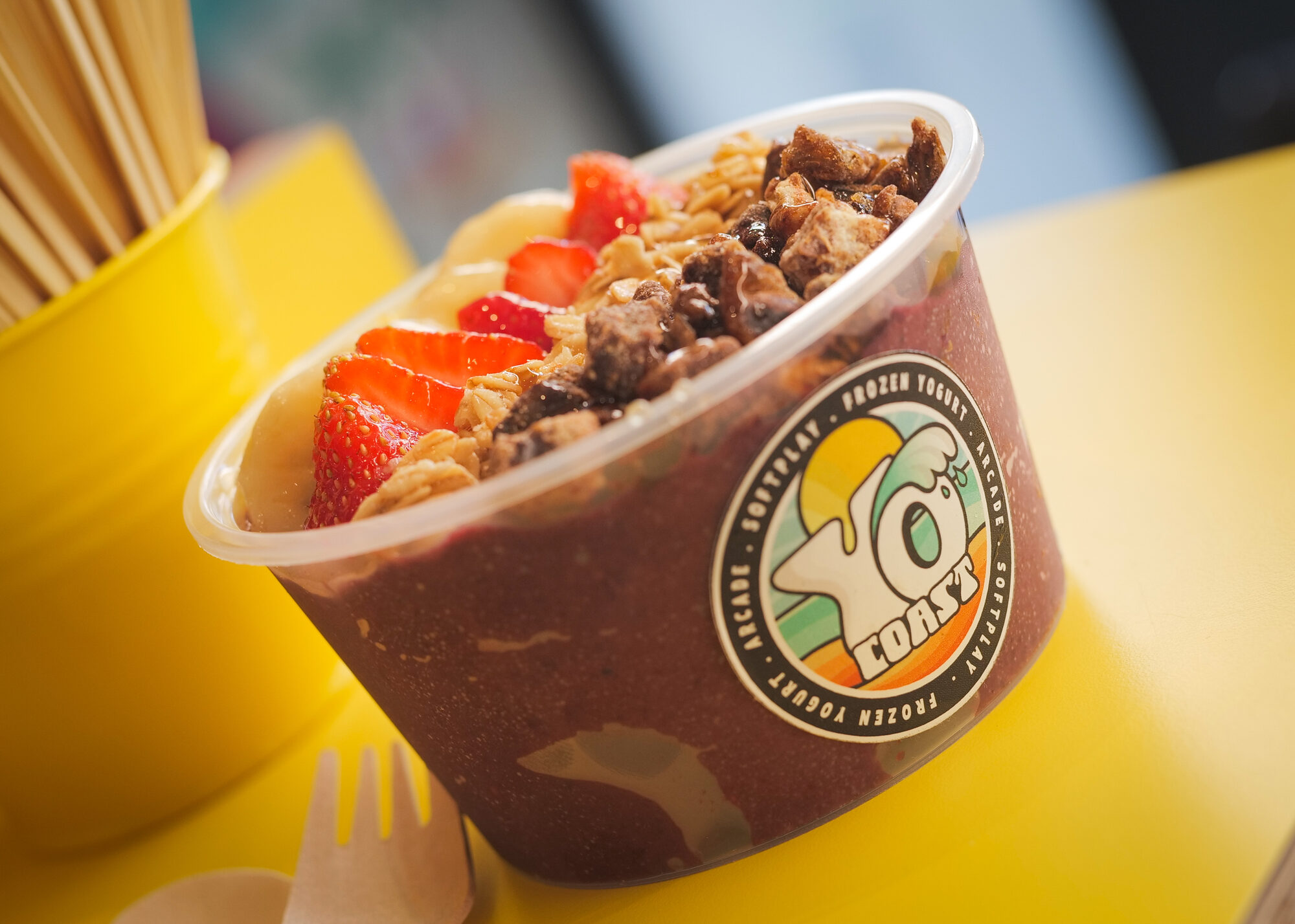 A frozen yoghurt bowl with strawberries and granola